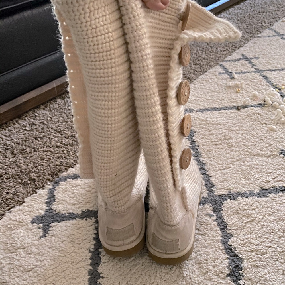 Cream colored knit ugg boots sz 5